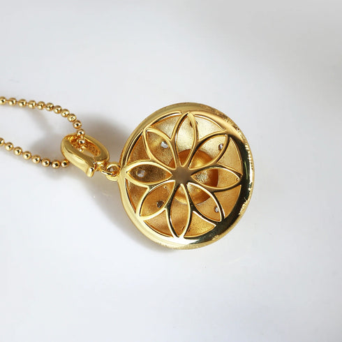 Gold Matt Pearl & Star Pendant Necklace - Vintage & Versatile